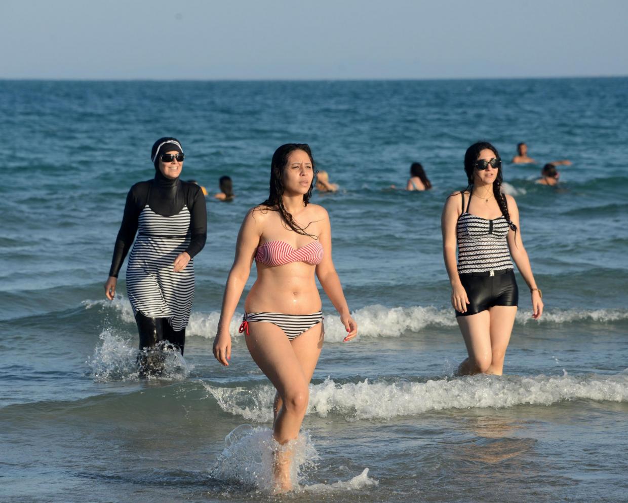 We Francji legalne burkini, w Indiach kodeks ubioru dla turystek