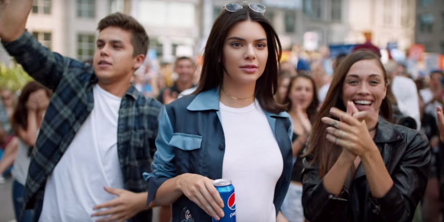 Reklama Pepsi z Kendall Jenner wywołała burzę w sieci. Marka wycofuje wideo