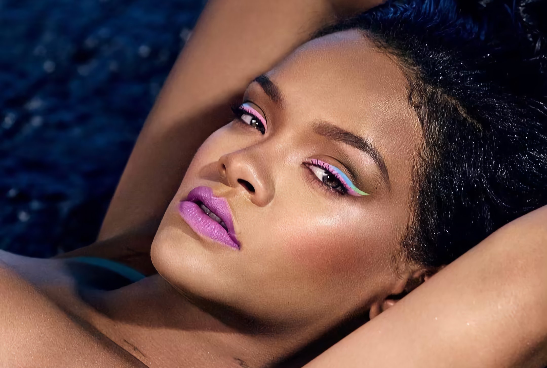 Rihanna wprowadza do sprzedaży kolorowe kosmetyki na lato