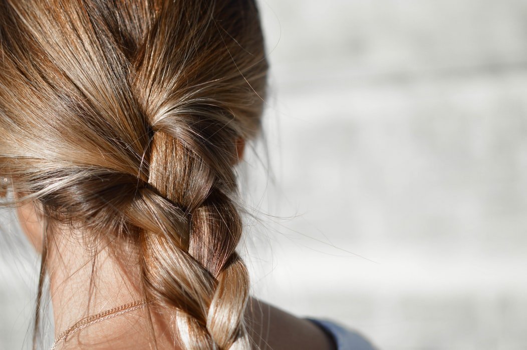Domowe sposoby na pielęgnację włosów – nie tylko latem. 5 kroków do idealnych włosów!