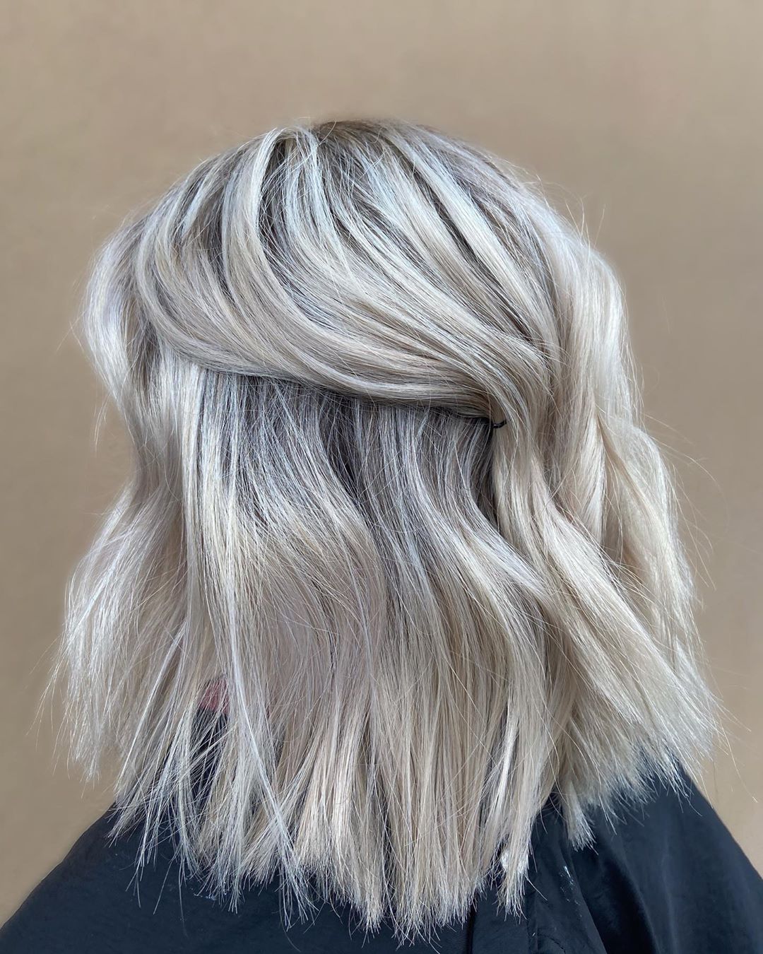 Silver Fox Hair: srebrne włosy podbijają Instagram [trendy w koloryzacji] —  Fashion Post - Moda, uroda, filmy i wnętrza