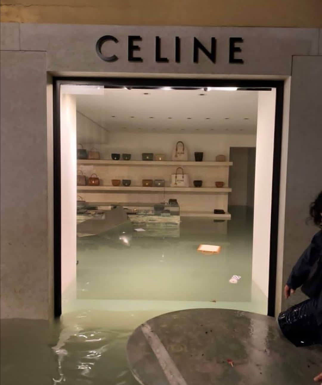 Powódź w Wenecji. Toną sklepy kultowych marek. To zdjęcie stało się viralem na Instagramie.
