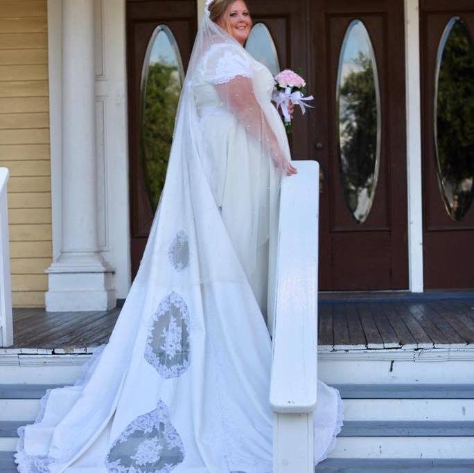 Kobieta stworzyła swoją suknię ślubną z 8 kreacji swoich starszych krewnych