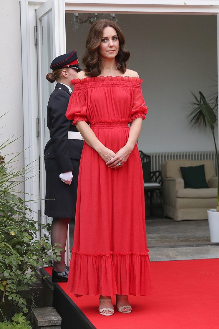 Hot or not: Księżna Kate odsłania ramiona w południowym stylu