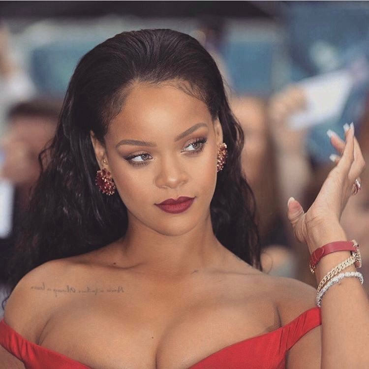 Hot or not: półnaga Rihanna w nowym kolorze włosów [SONDA]