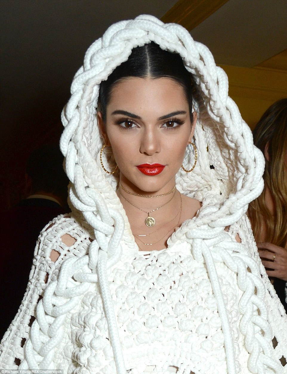 Hot or not: Kendall Jenner ze złotym grillem na zębach na londyńskim tygodniu mody