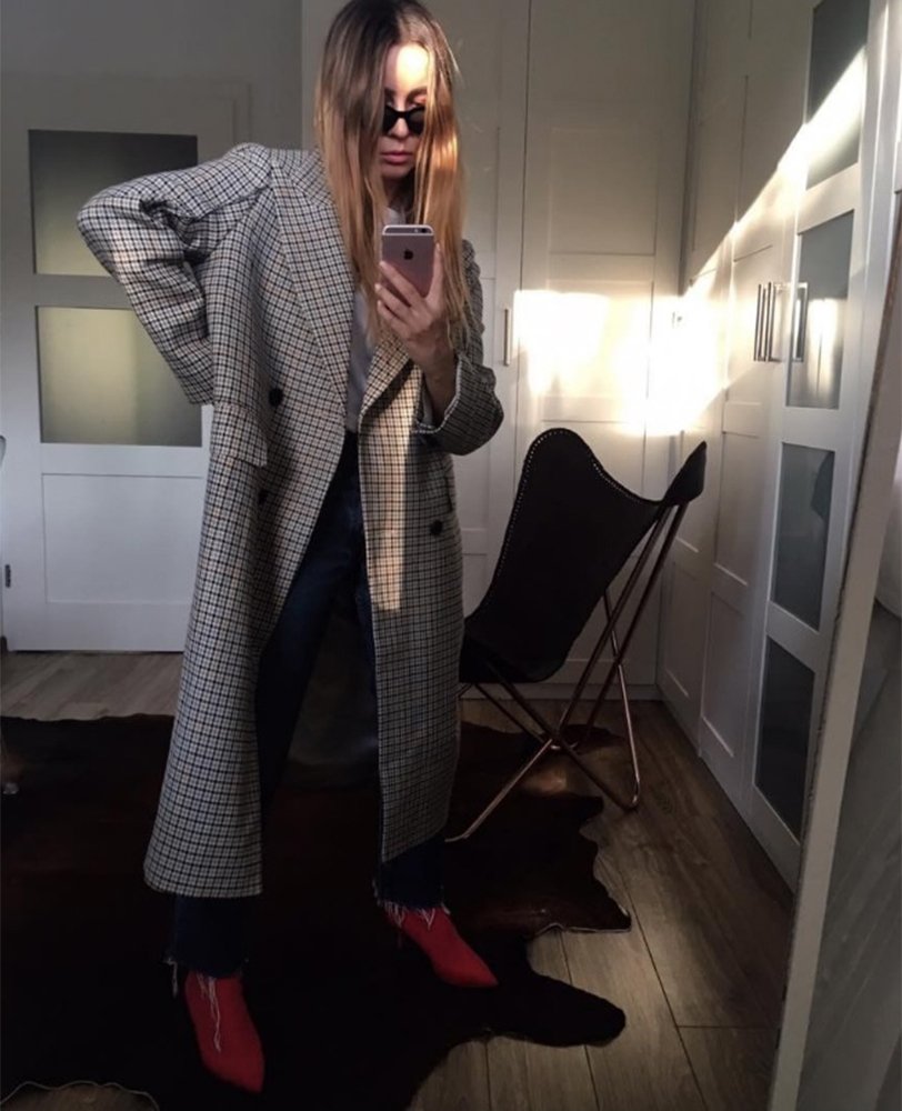 Kochamy ten look: Mariona Warda w płaszczu H&M i czerwonych botkach