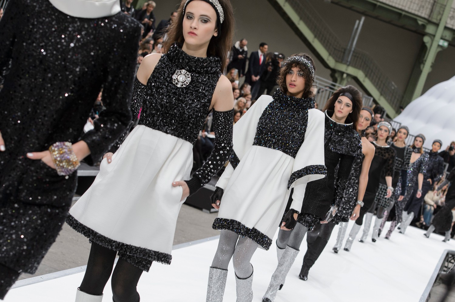 Karl Lagerfeld podbija kosmos, czyli pokaz Chanel jesień-zima 2017