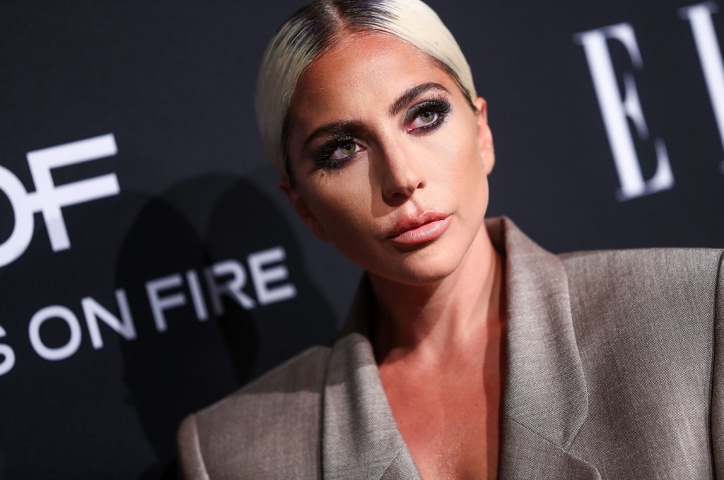 Lady Gaga w oversize’owym garniturze na gali w Hollywood