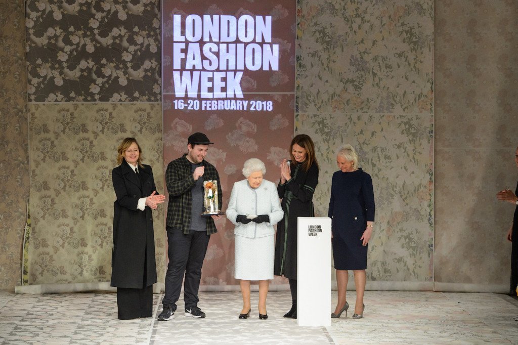 Królowa Elżbieta odwiedziła tydzień mody w Londynie!