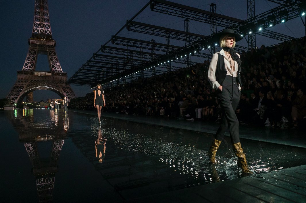 Pokaz Saint Laurent na Paris Fashion Week