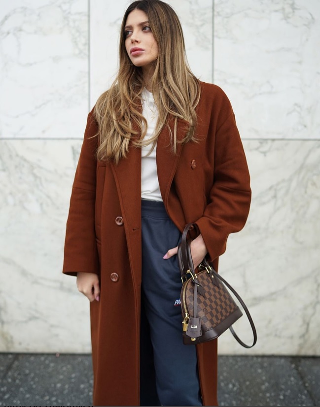 Kochamy ten look: Laura Matuszczyk w brązowym płaszczu H&M Trend