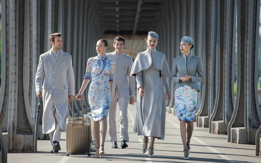 Chińskie linie lotnicze wprowadzają mundury niczym z pokazów haute couture