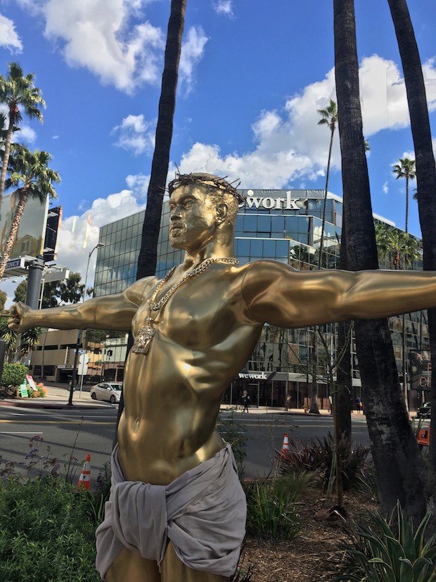Złoty posąg Kanyego Westa objawił się w Hollywood