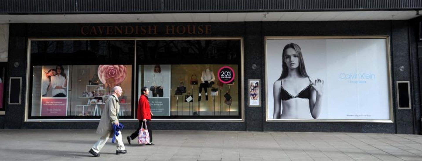 Calvin Klein oskarżone o seksualizację dzieci! Reklama marki zniknęła z brytyjskich sklepów