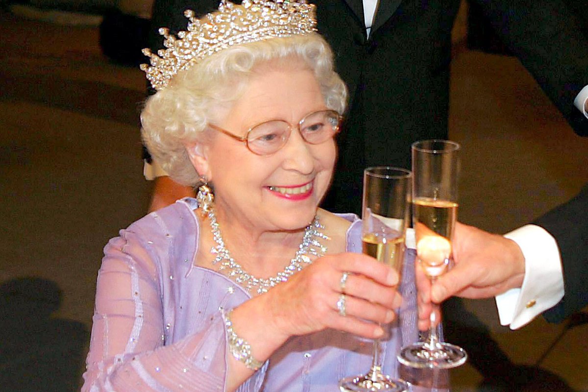 Królowa Elżbieta pije… cztery drinki dziennie i zaczyna jeszcze przed lunchem!