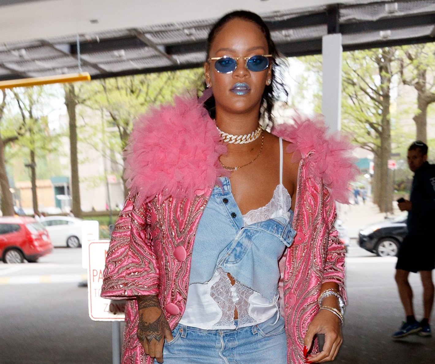 Hot or not: Rihanna w dżinsowej spódnicy zamiast klasycznego topu