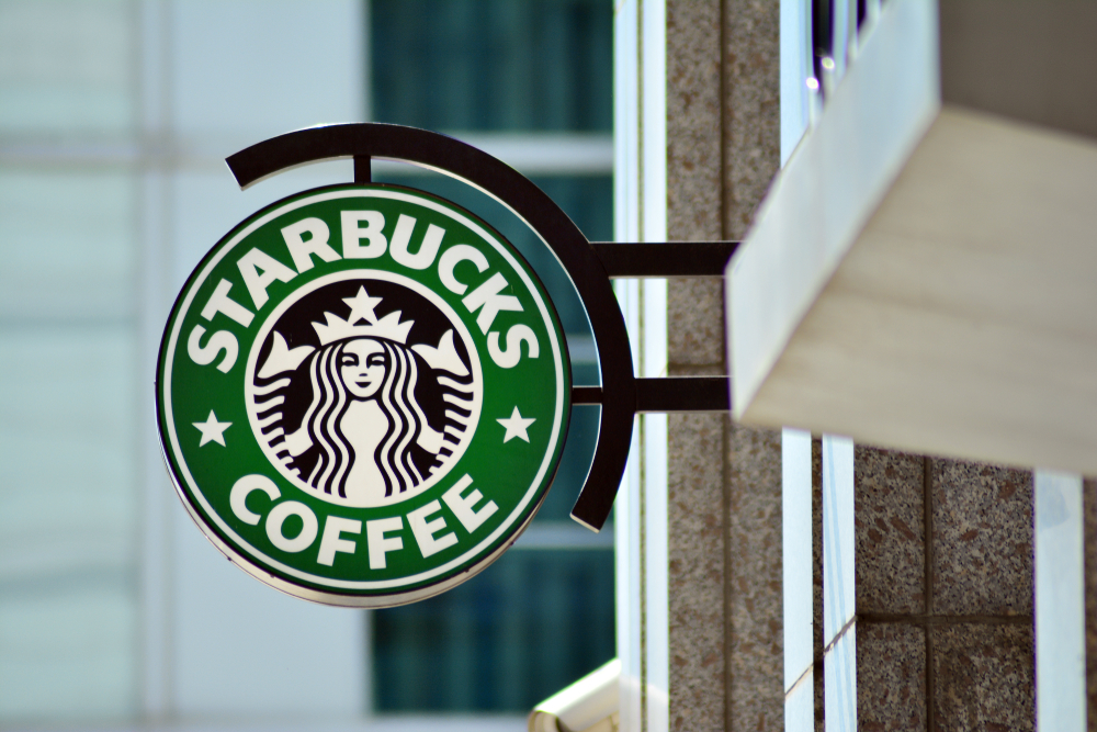 Starbucks wycofuje plastikowe słomki! Oto 3 sposoby na ich zastąpienie
