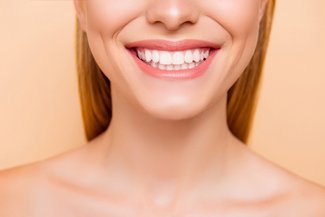 Sposoby na biel zębów – opinia eksperta