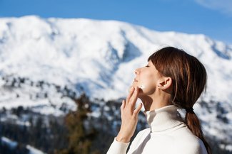 Jak pielęgnować skórę twarzy oraz włosy zimą?