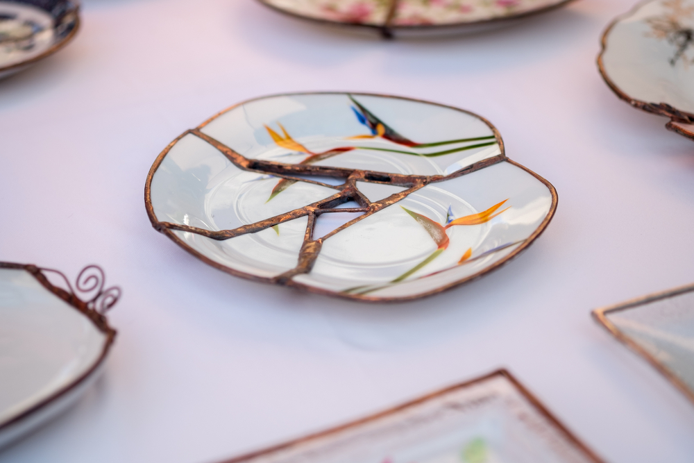 Kintsugi, czyli japońska sztuka naprawiania potłuczonej porcelany za pomocą złota