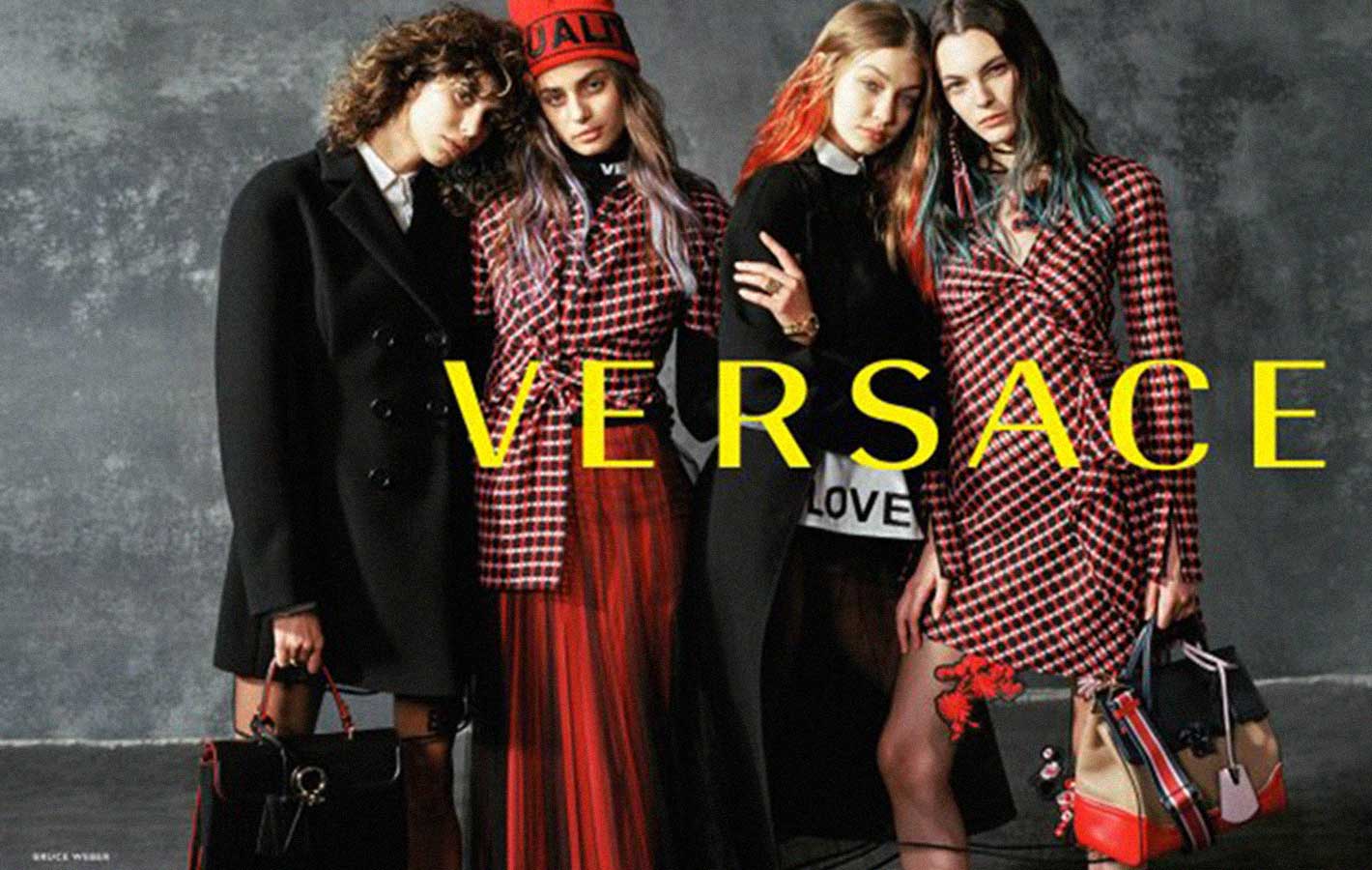Siła kobiecości i czerwonowłosa Gigi Hadid w najnowszej kampanii Versace