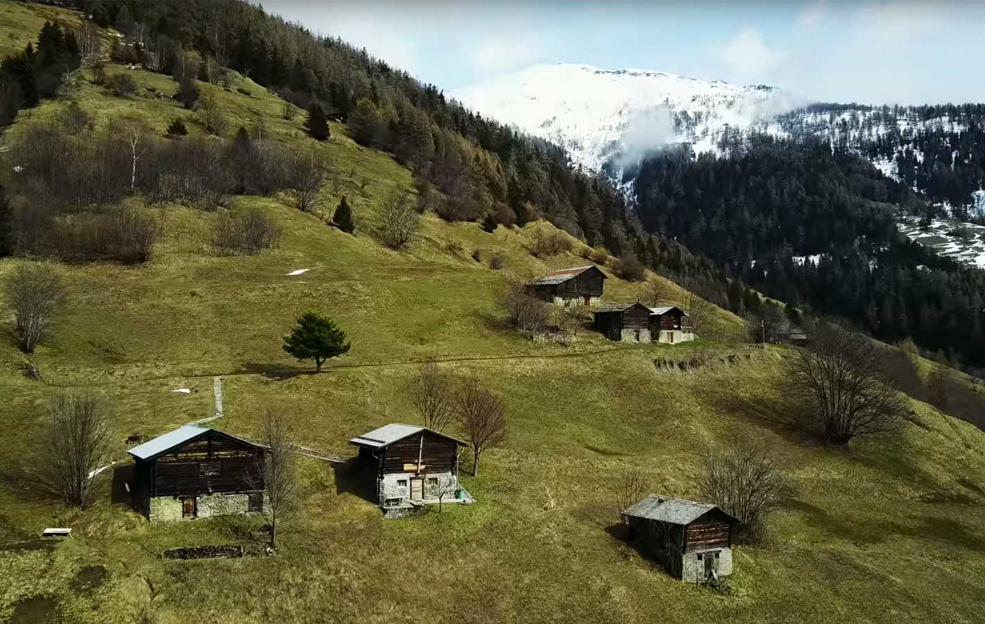 To miasteczko w Szwajcarii oferuje ćwierć miliona złotych za zamieszkanie w nim. Pakujemy się?