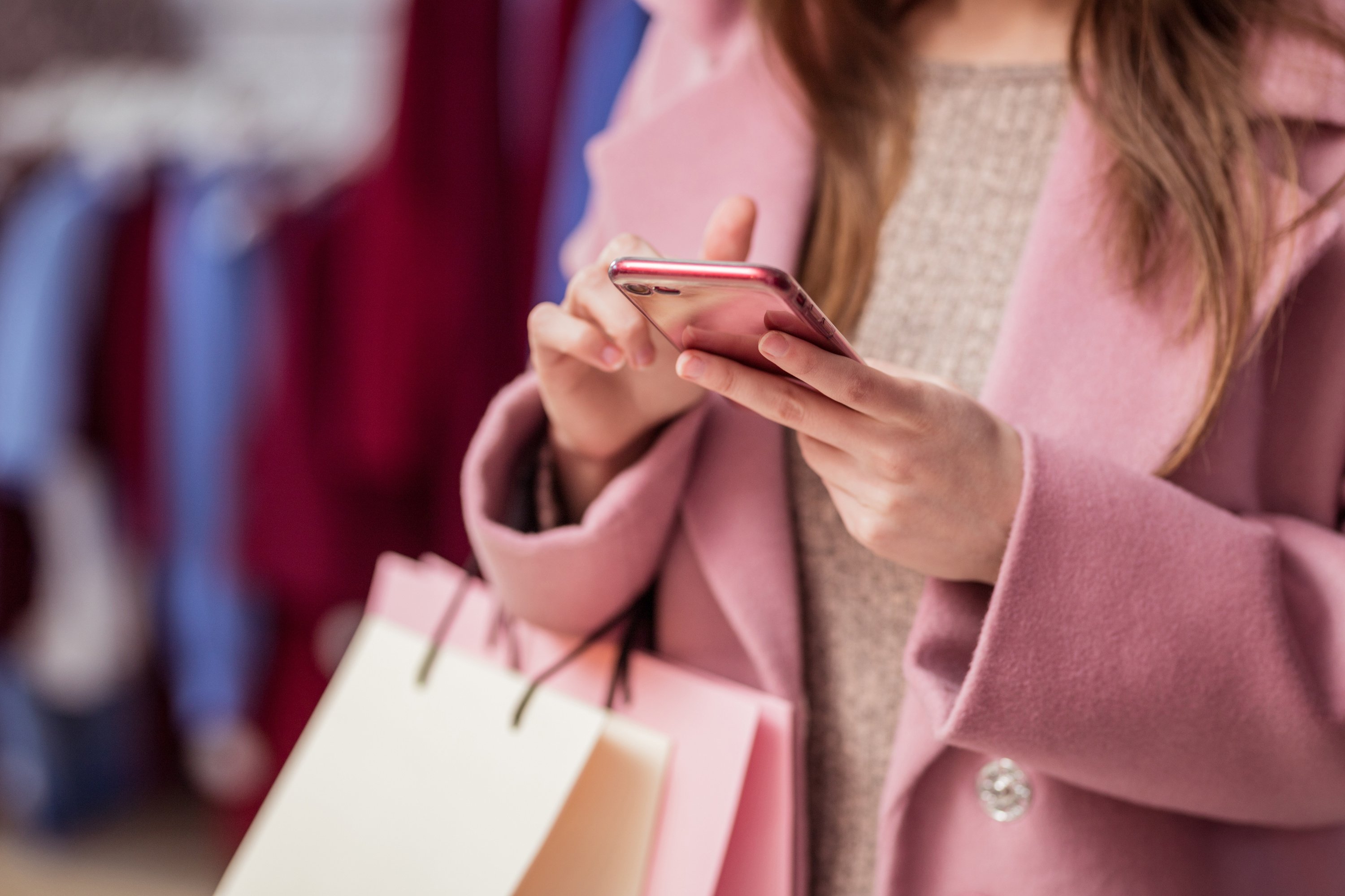 Modowe zakupy w aplikacji: 5 trendów, który odmienią nasze szafy w 2020