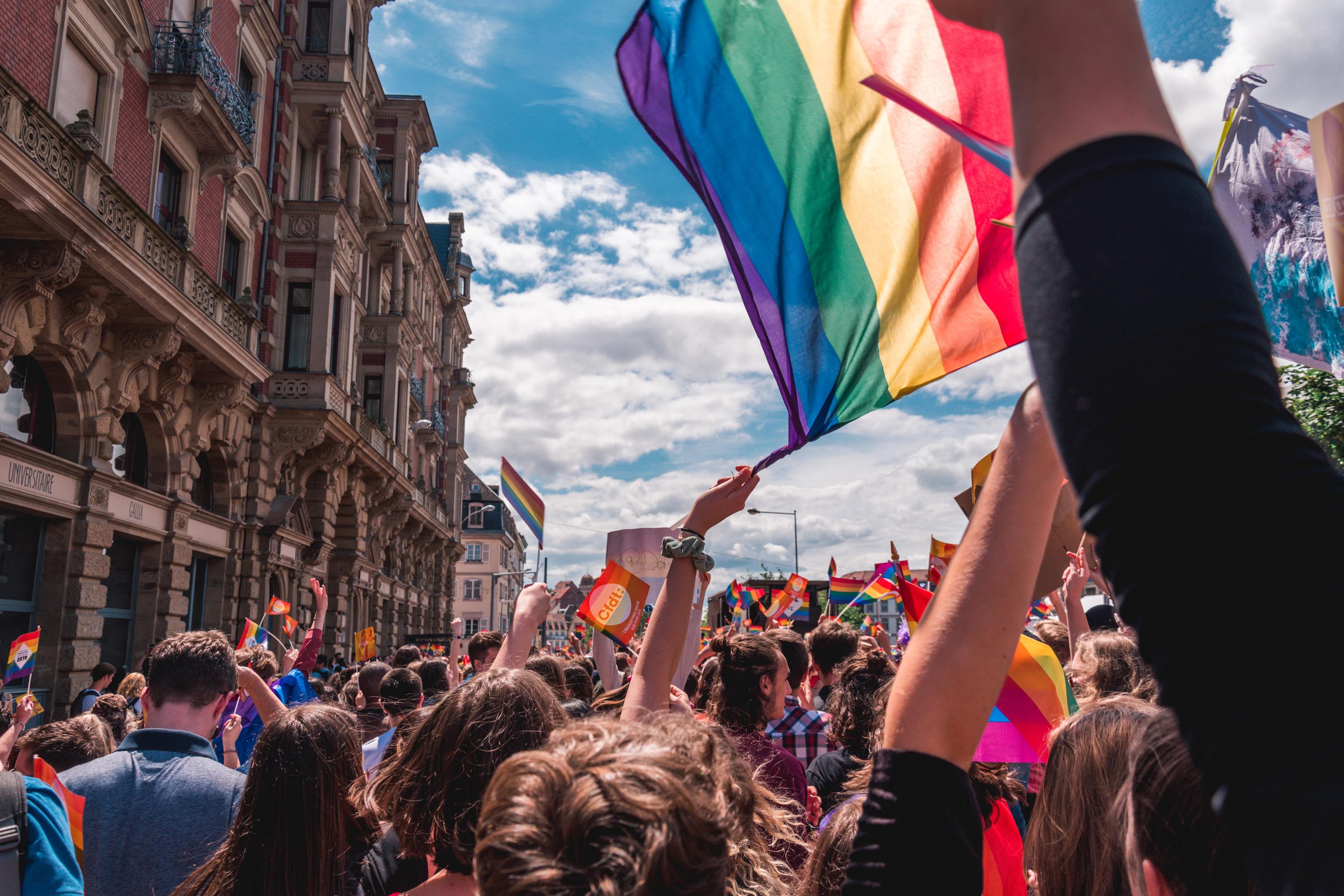 Szkocja wprowadza naukę historii LGBT+ do programu szkolnego