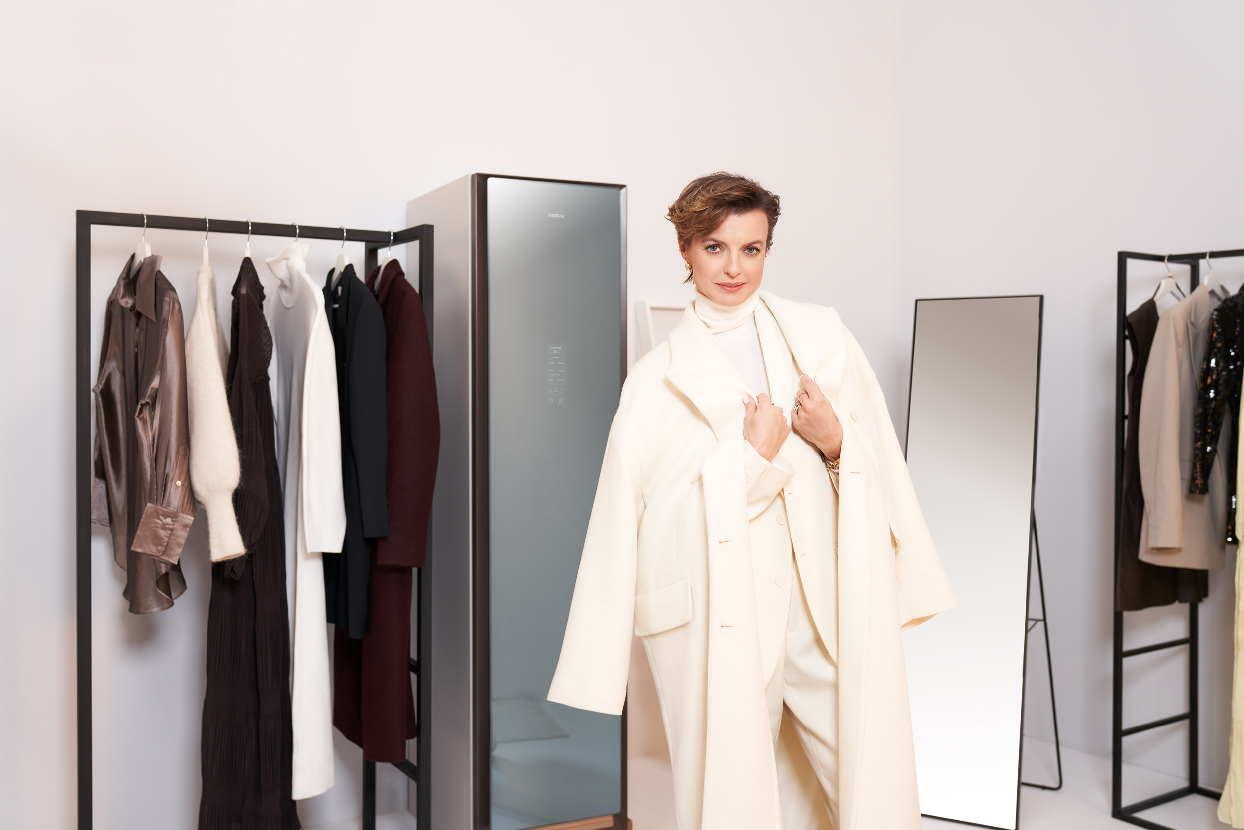Innowacja od Samsung do Twojej garderoby: Szafa odświeżająca ubrania AirDresser. Ambasadorką Kasia Sokołowska