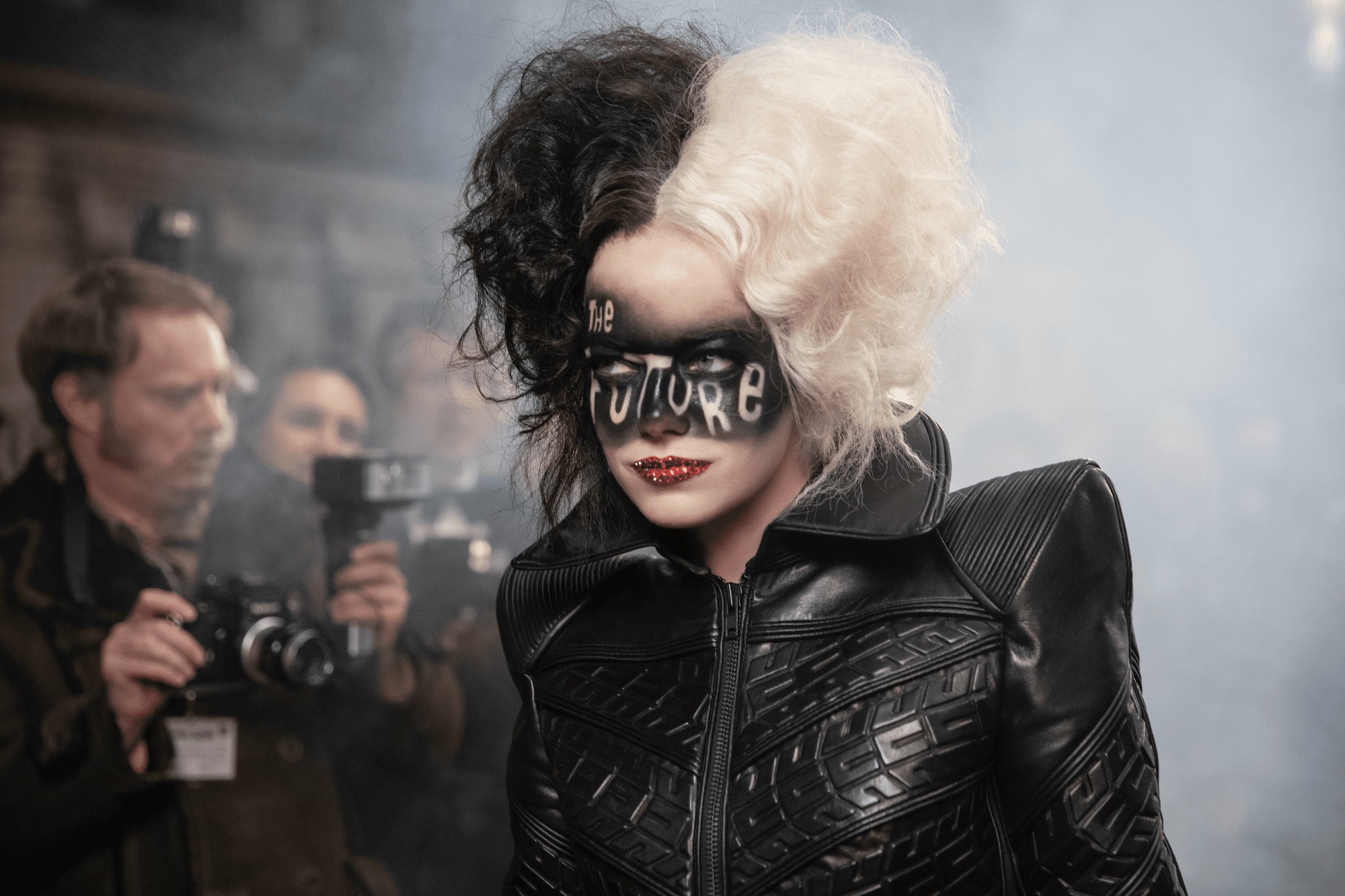 Emma Stone w roli demonicznej projektantki w filmie „Cruella”. Co o nim wiemy?
