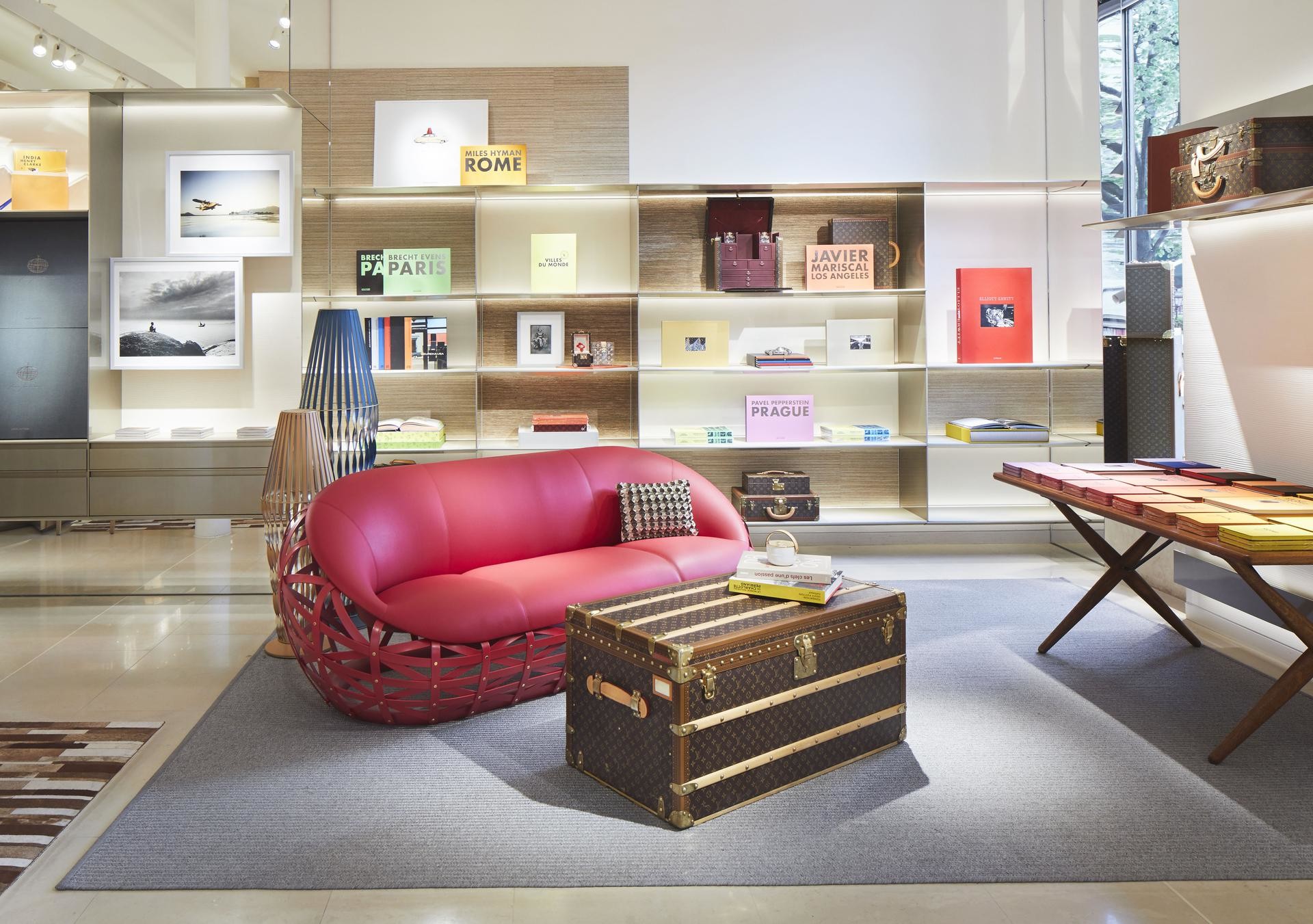 Flagowy butik Louis Vuitton w Paryżu zmienia się w tymczasową księgarnię