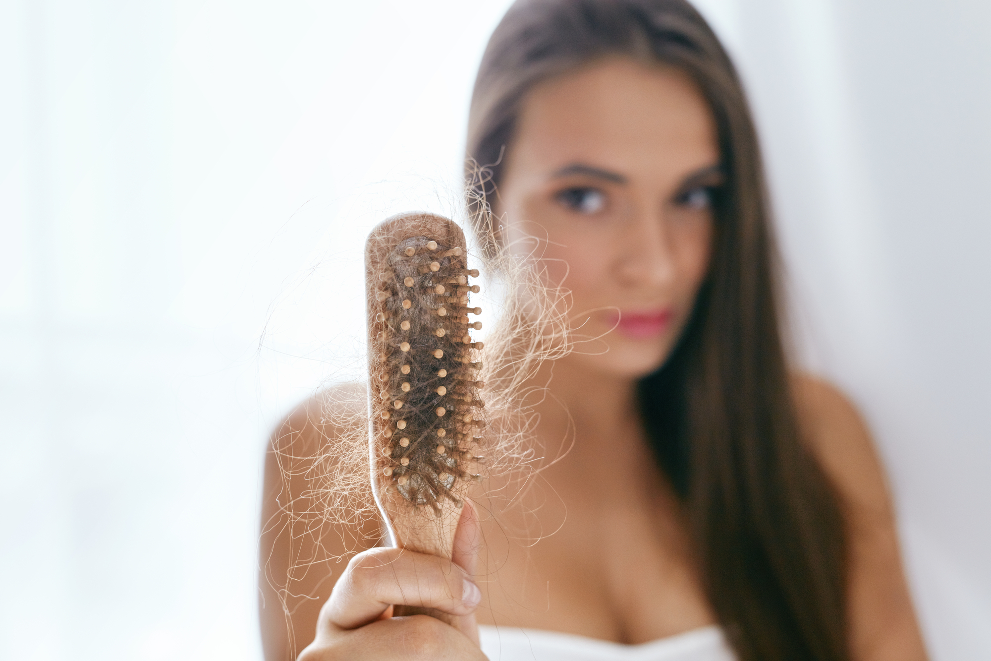 Wypadające włosy – co zastosować, jakie są przyczyny i objawy utraty włosów?