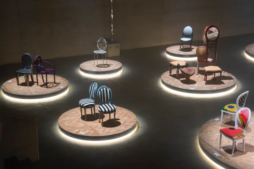 Kultowe krzesło Diora zinterpretowane przez różnych artystów
