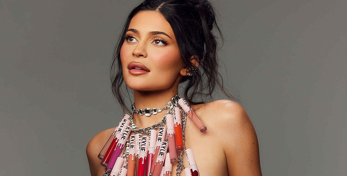 Kylie Jenner pozuje ubrana w błyszczyki do okładki nowej edycji CR Fashion Book