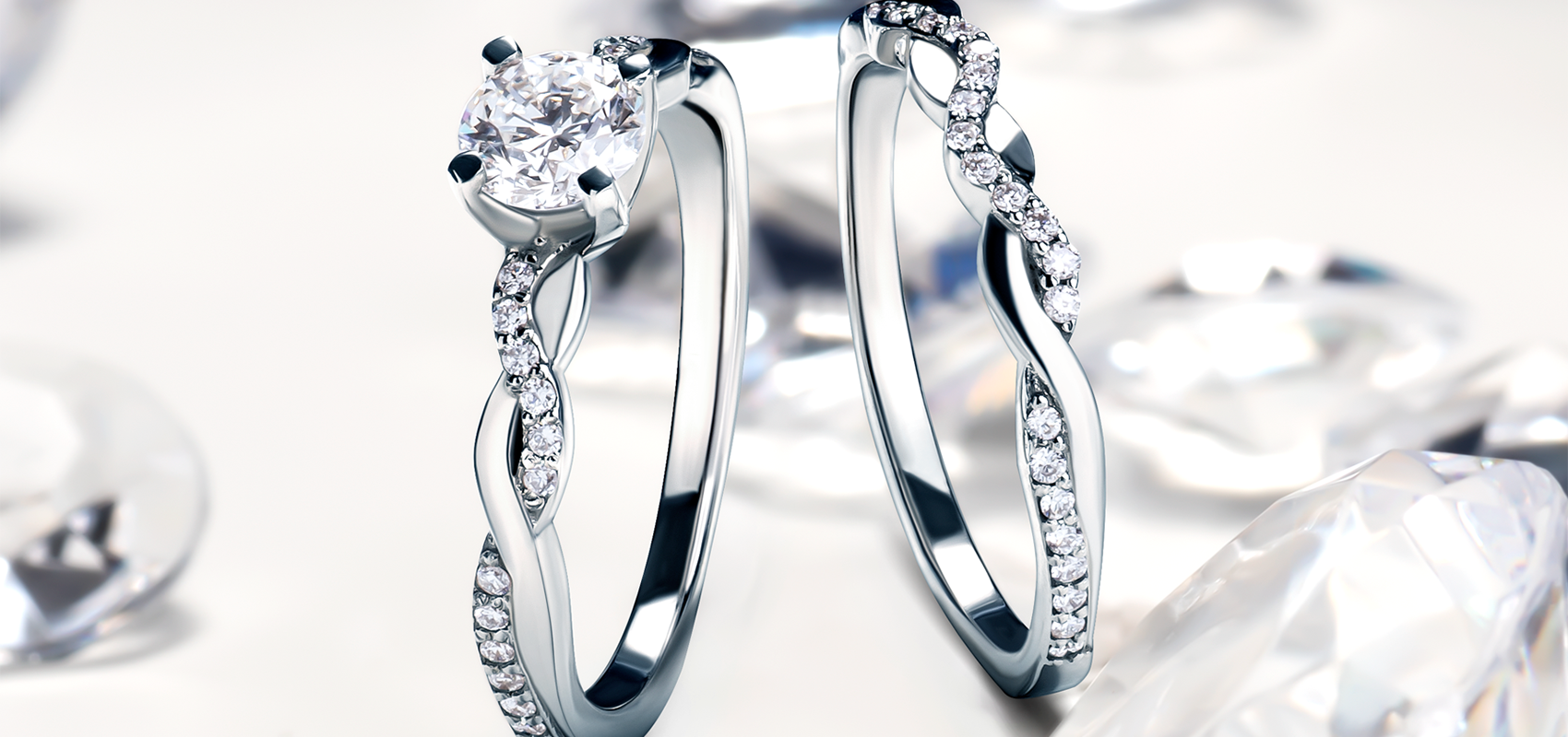 Biżuteria ślubna to nie tylko klasyczne złoto. Zakochaj się w pierścionku zaręczynowym z białego złota!