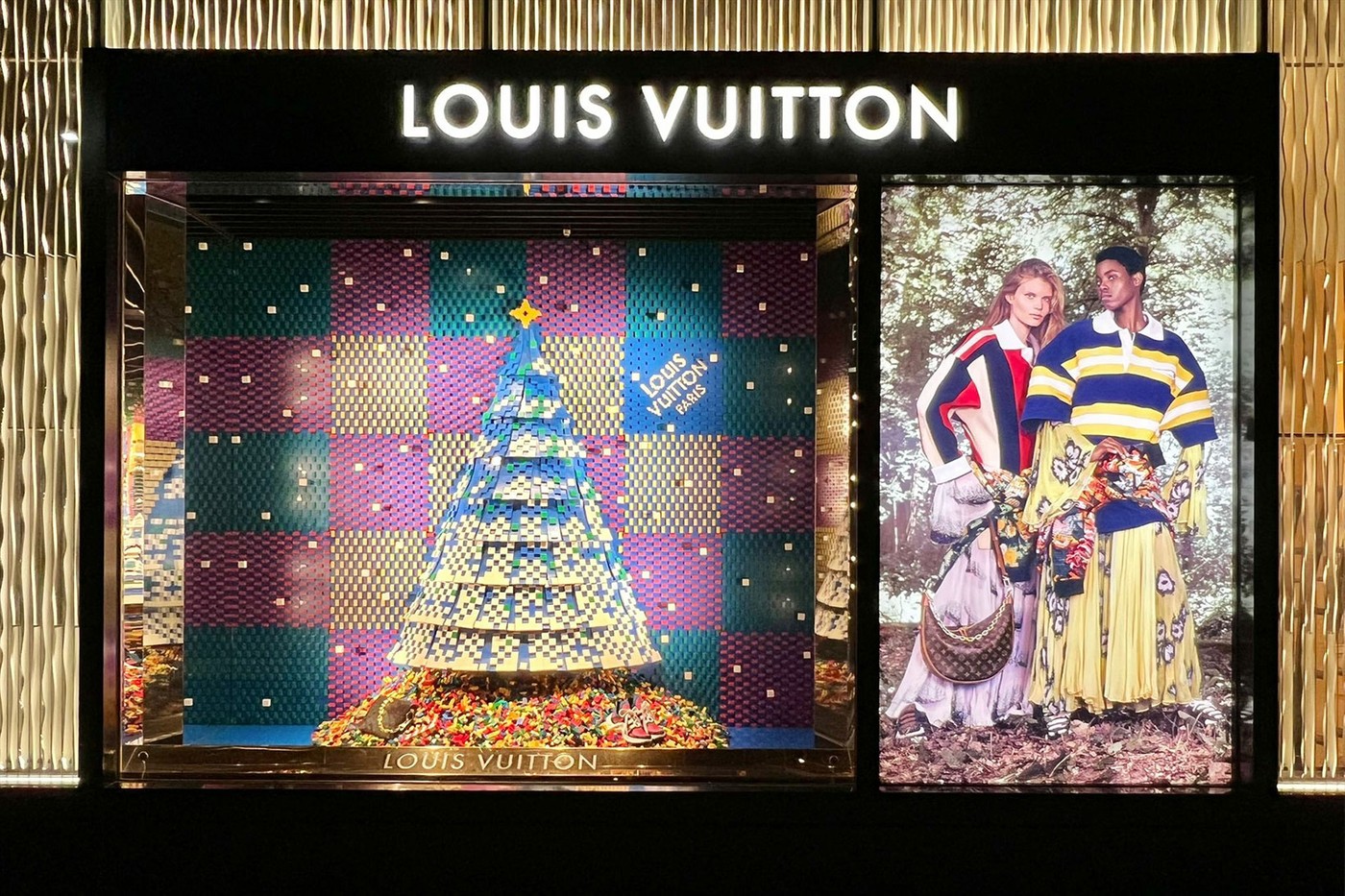 Świąteczna witryna butiku Louis Vuitton stworzona jest z klockow Lego