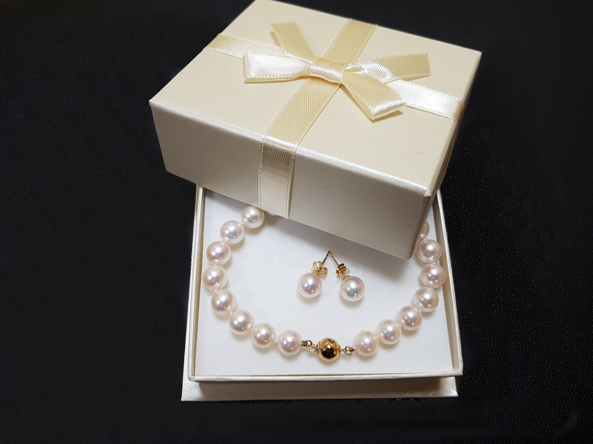 Biżuteria z perłami – idealny pomysł na gwiazdkowy prezent