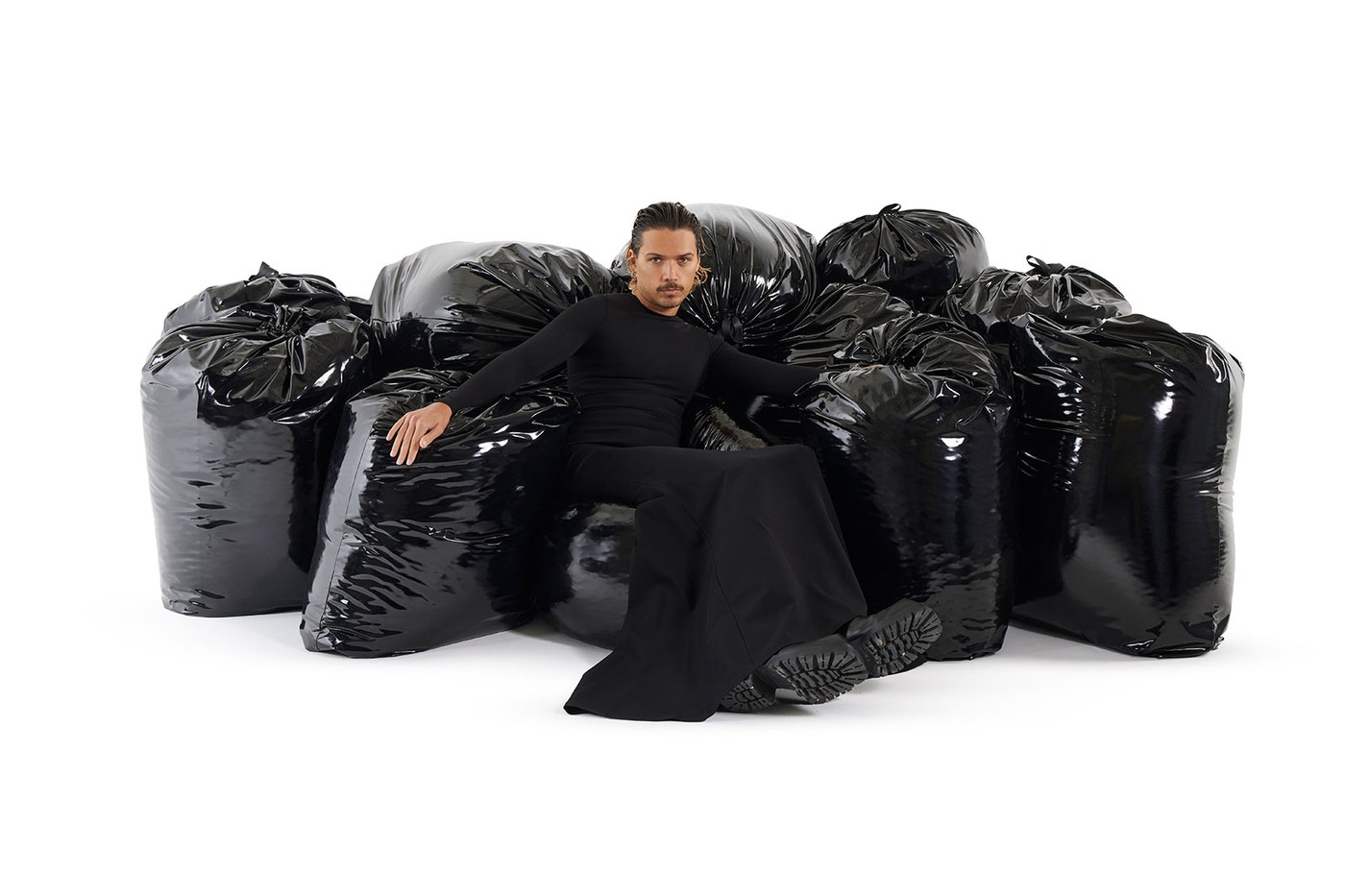 Harry Nuriev debiutuje sofą z worków na śmieci