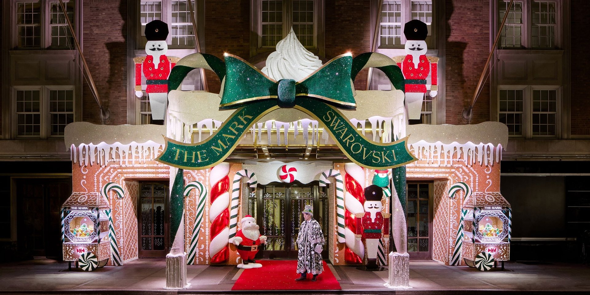 Swarovski i The Mark Hotel – fasada w kształcie świątecznego pierniczka