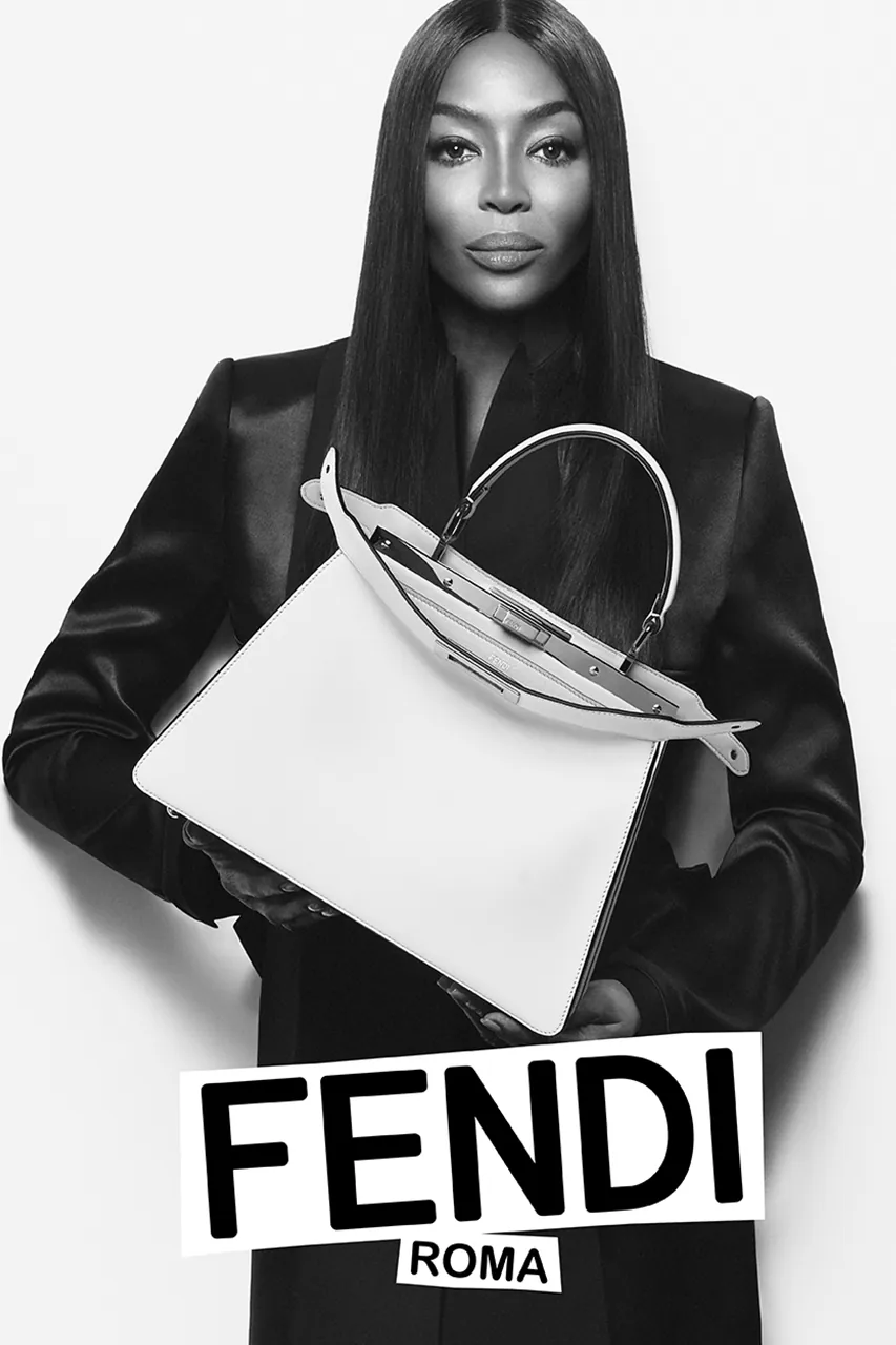 Naomi Campbell występuje w kampanii reklamującej torebkę Fendi Peekaboo
