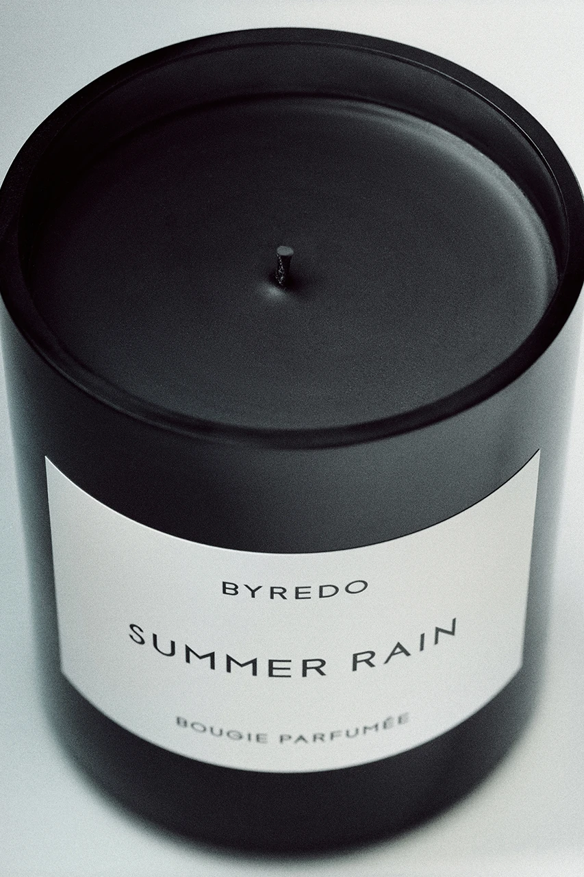 BYREDO uchwycił magiczny zapach ciepłych dni w świecy „Summer Rain”