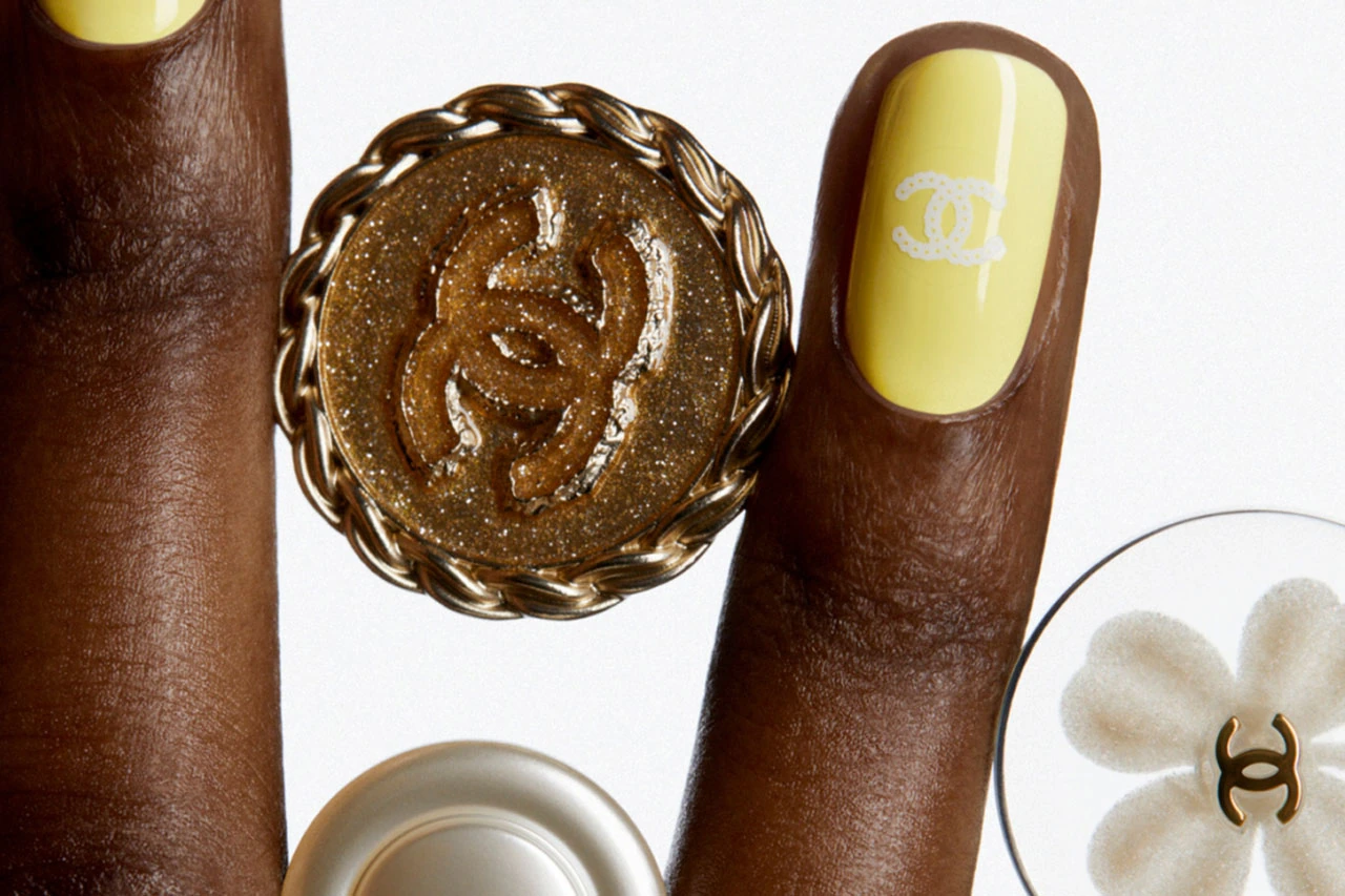 Manicure z logo Chanel będzie hitem lata