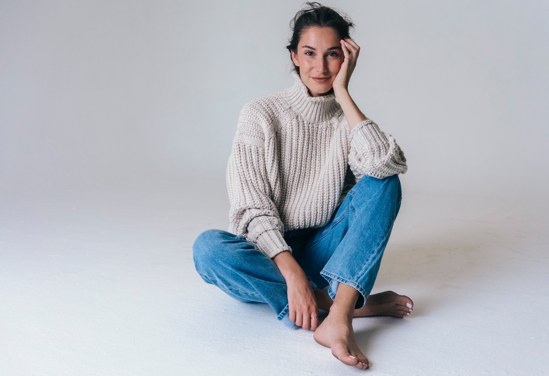 Swetry damskie – jak je nosić, aby prezentować się estetycznie i stylowo?