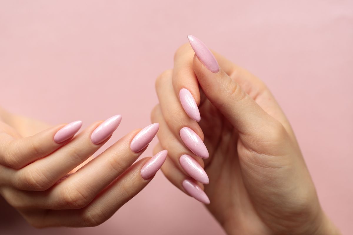 Manicure Hybrydowy w Domu – Kompletny Przewodnik dla Początkujących