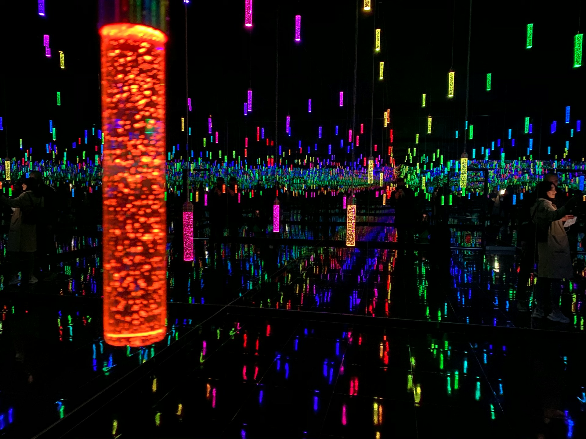 Instalacje artystyczne – zanurzenie widza w przestrzeni