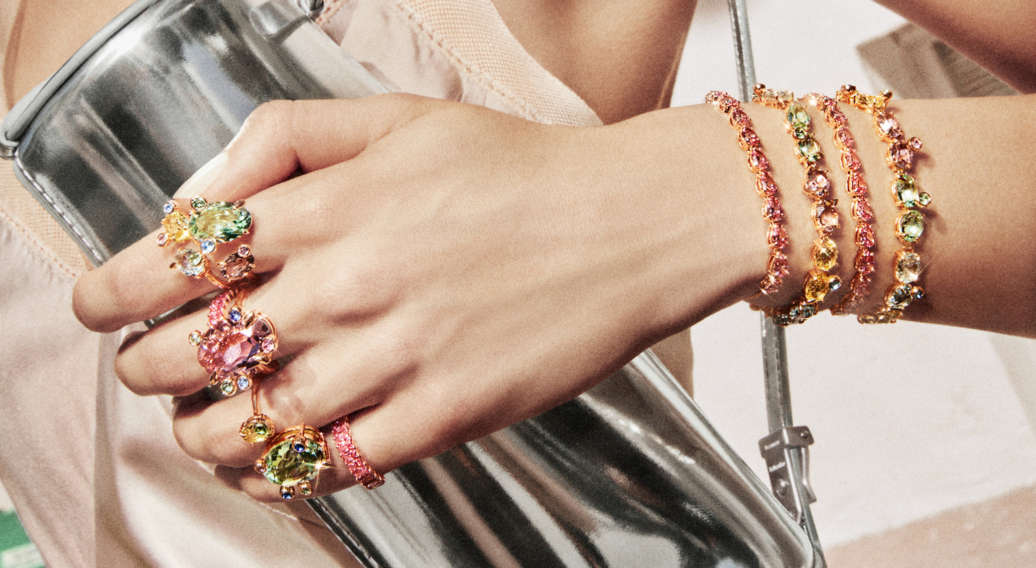 Swarovski rozpoczyna kampanię wiosna-lato 2025 z udziałem Ariany Grande