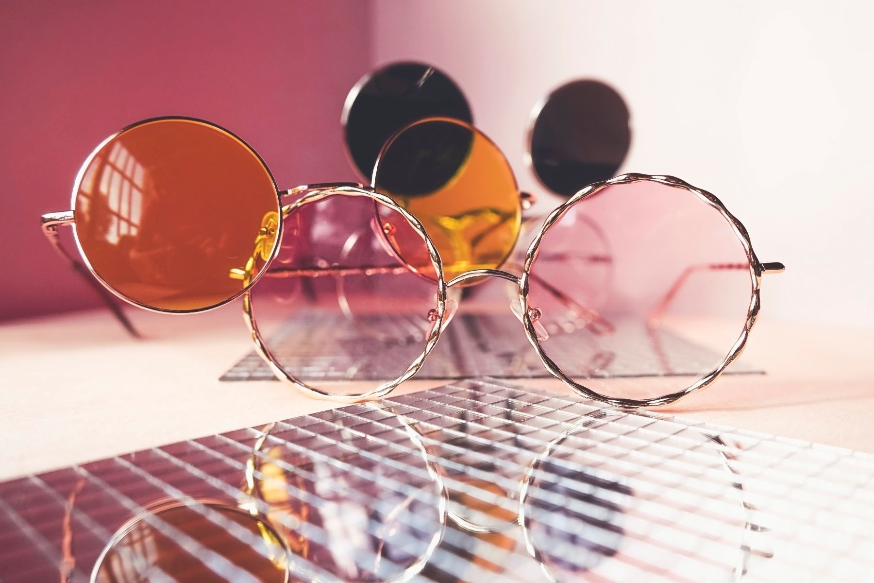 Retro wraca do łask – jak nosić okulary w stylu lat 70., 80. i 90.?