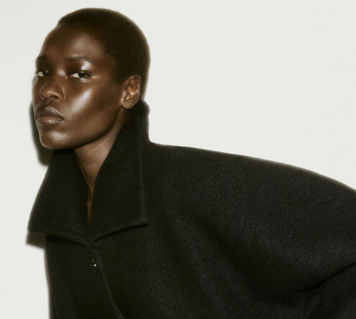 COS PREZENTUJE KAMPANIĘ NA SEZON JESIEŃ–ZIMA 2025