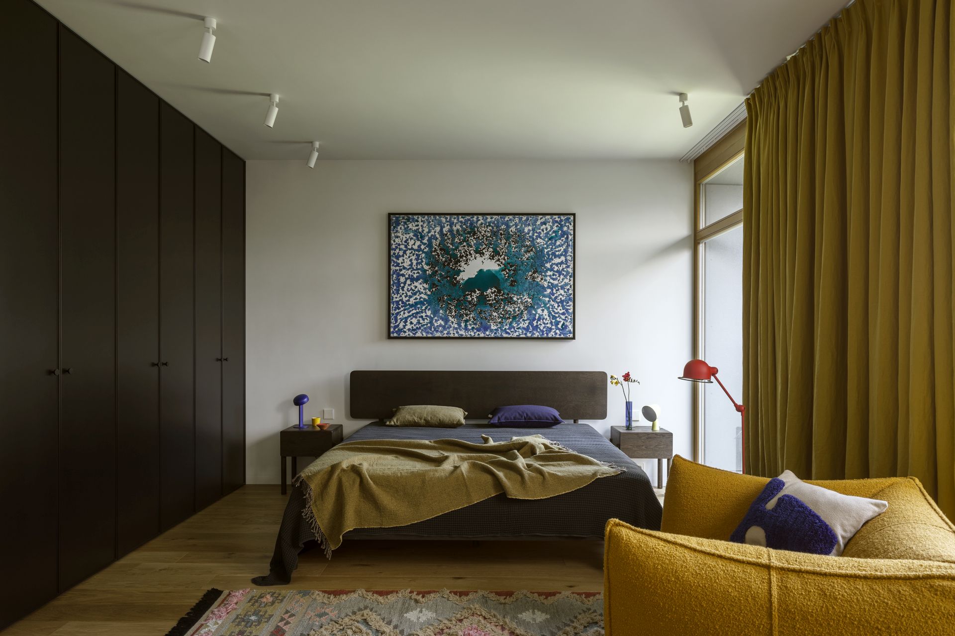 Minimalizm z temperamentem. Mieszkanie pełne popowej energii od POCO Design